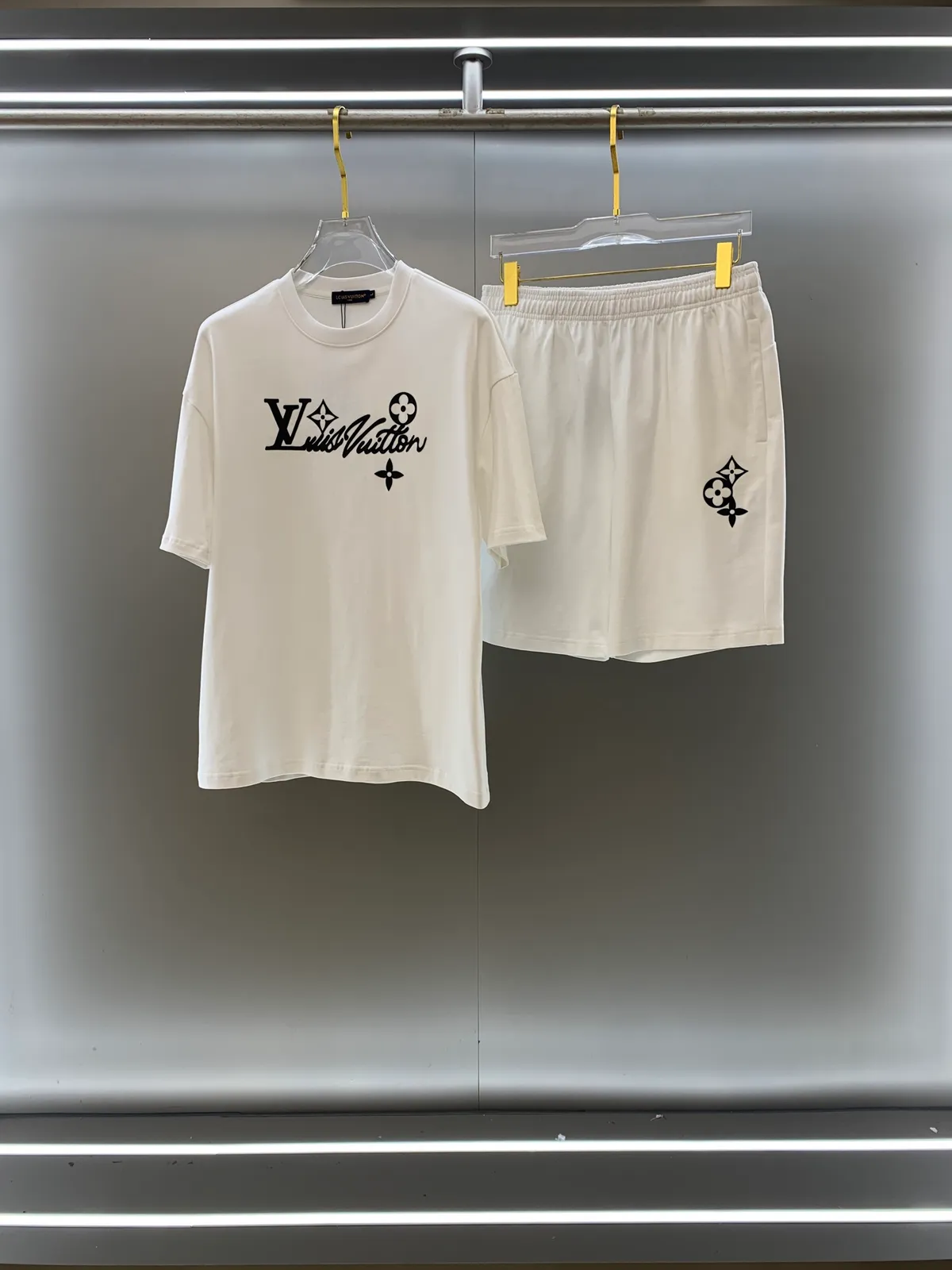 LV T-shirt & Shorts Sæt Med Logo