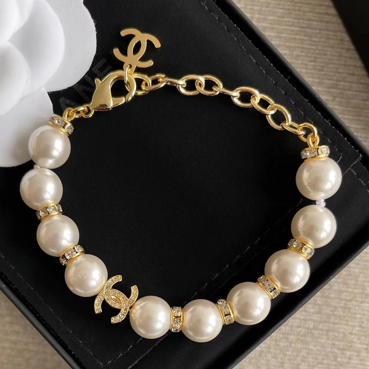 Chanel Pearl CC Armbånd