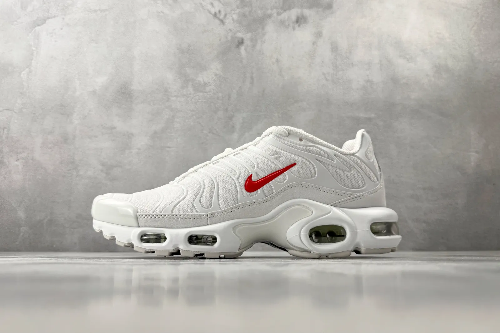 Nike Air Max Plus x Supreme White Sneakers