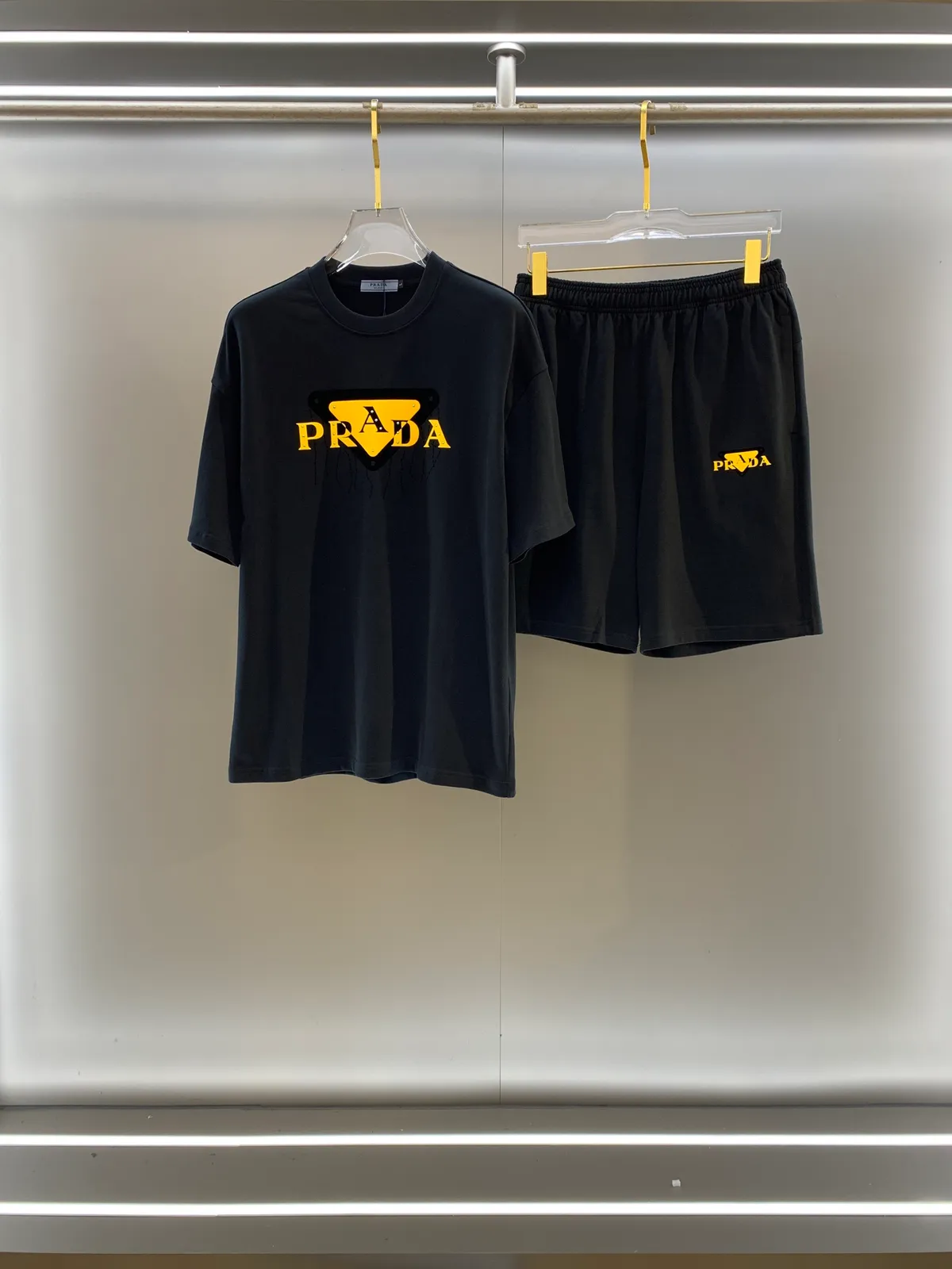 Prada T-shirt & Shorts Sæt Med Frontlogo