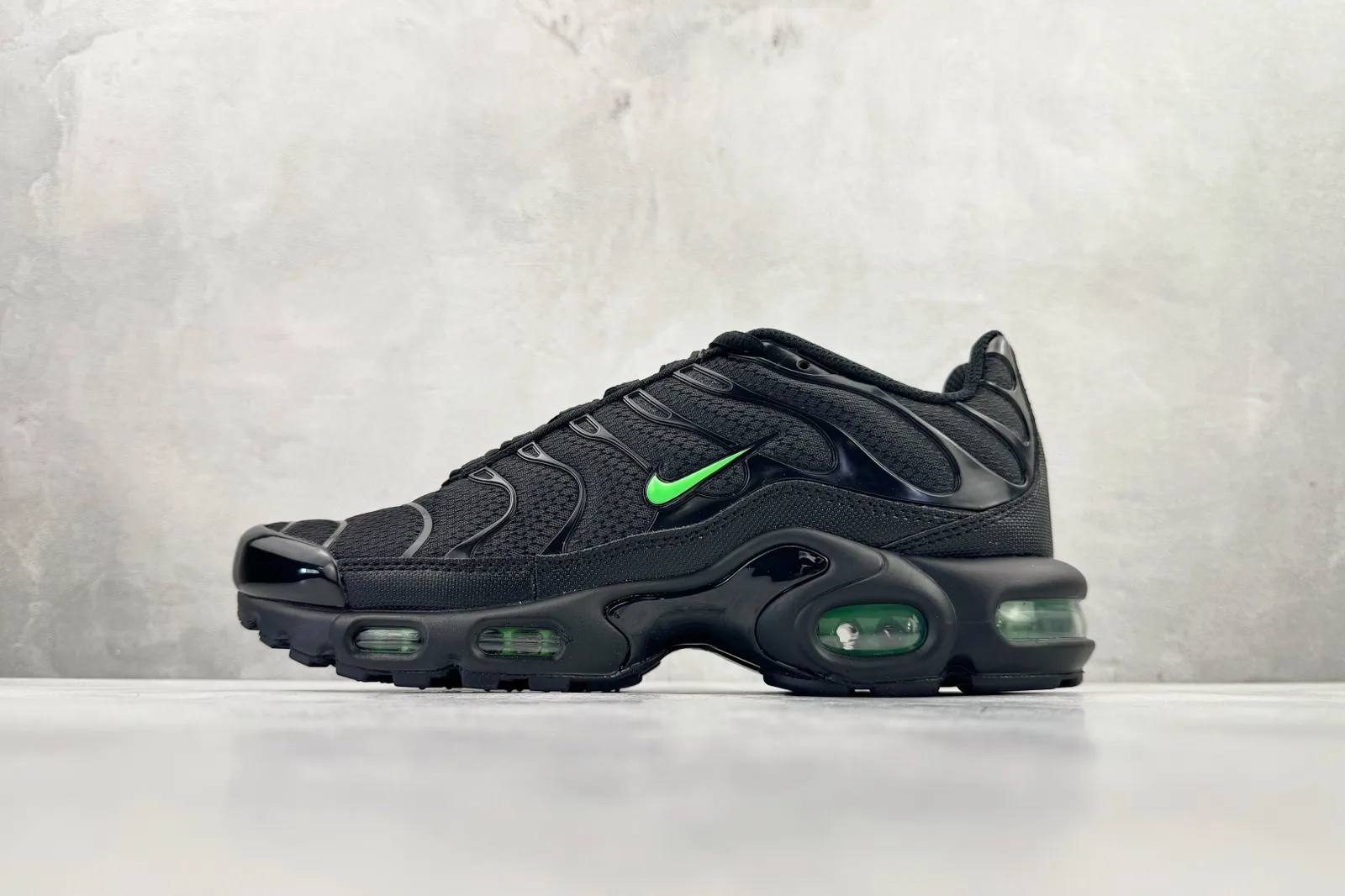 Nike Air Max Plus Black Green Strike Sneakers
