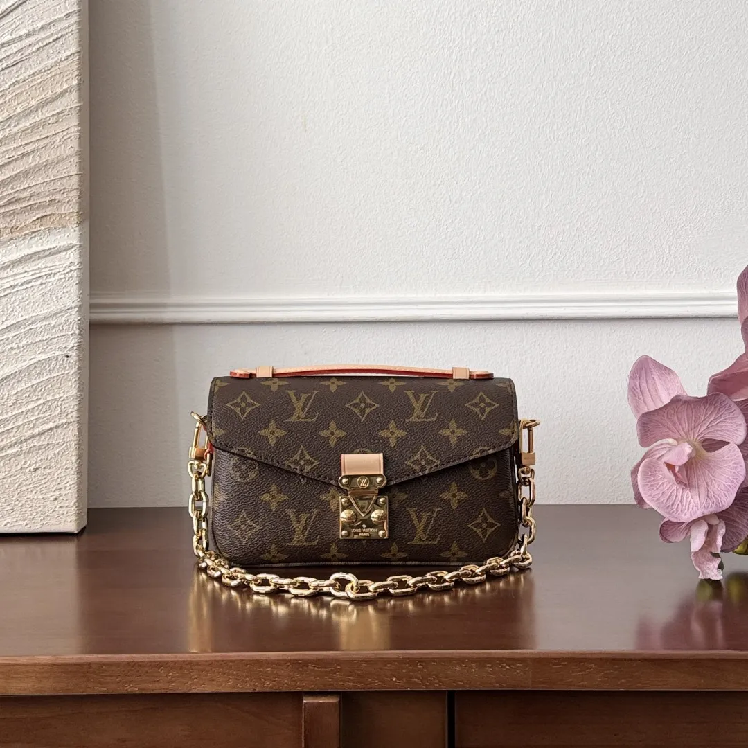LV Pochette Métis East West Taske