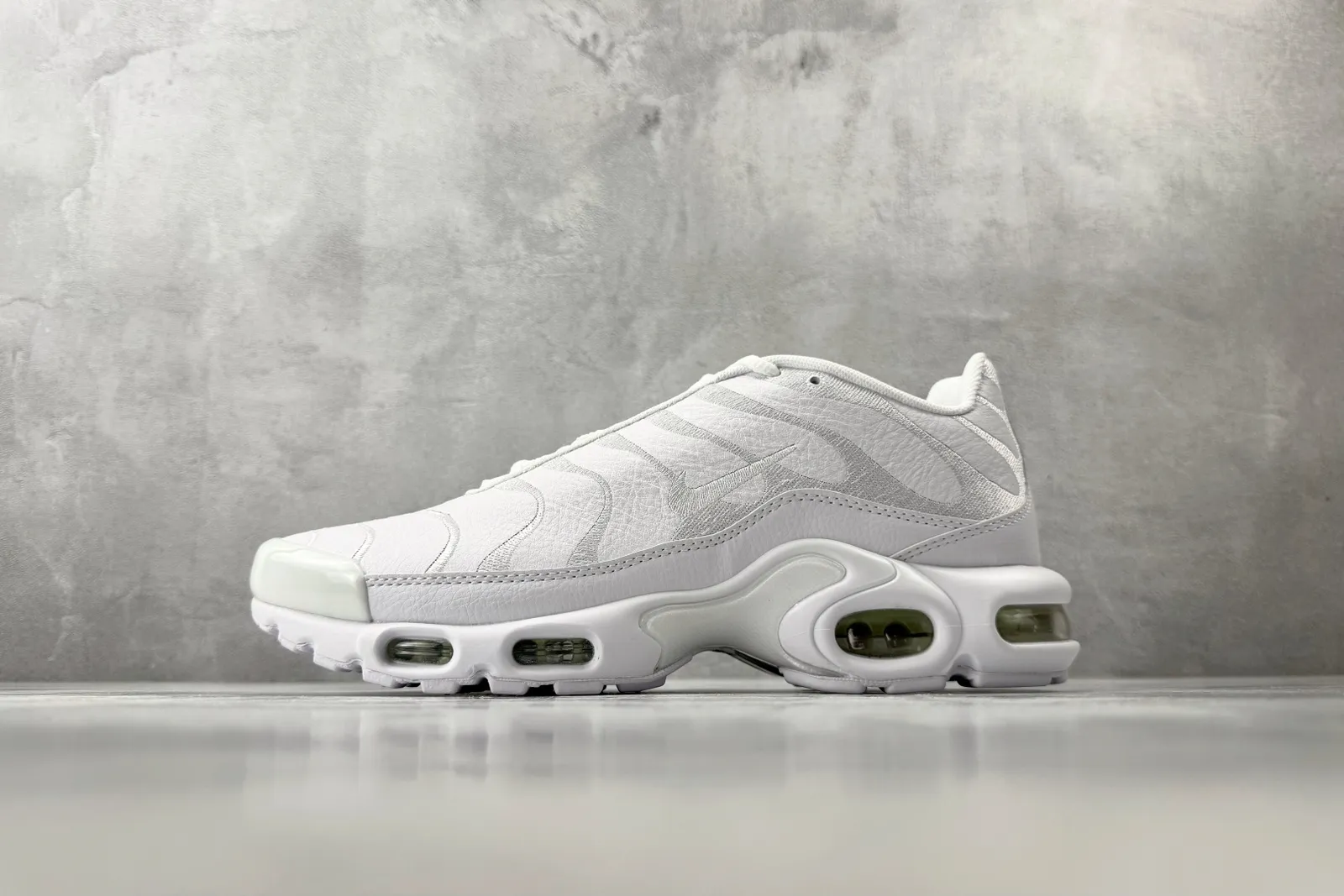 Nike Air Max Plus Triple White Sneakers