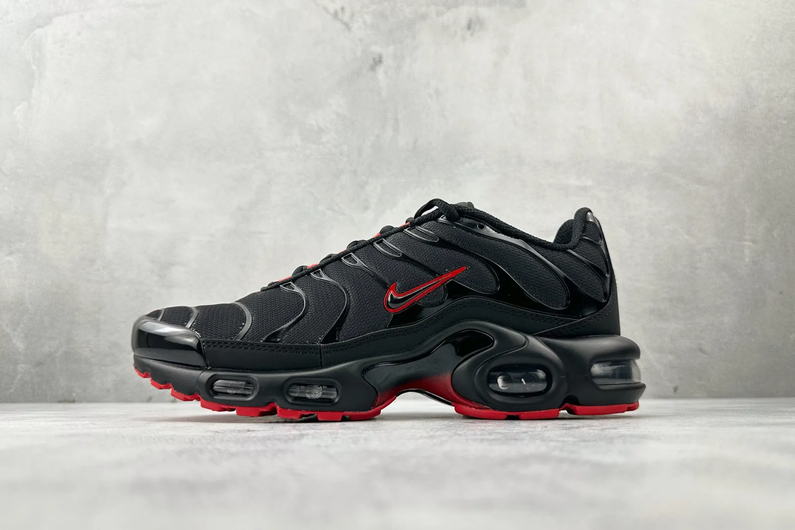 Nike Air Max Plus Black Red Sneakers