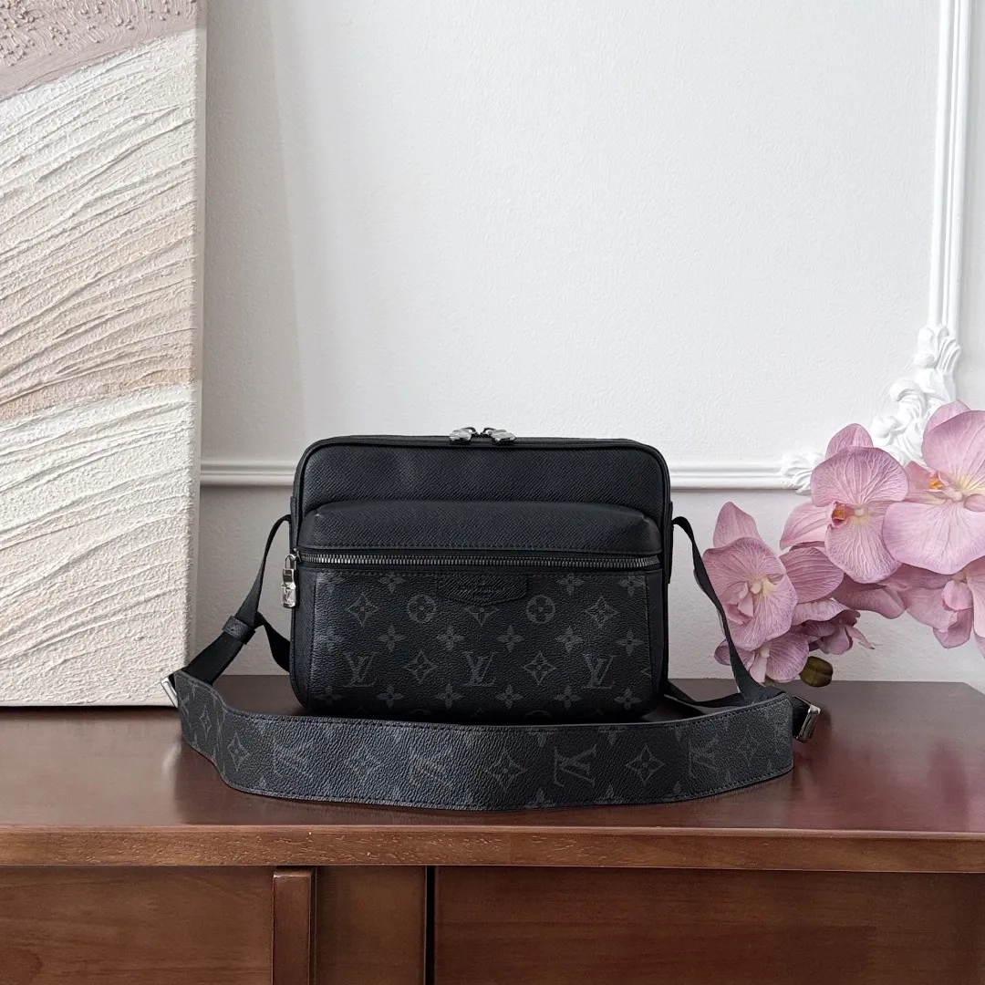 LV Outdoor Messenger Taske