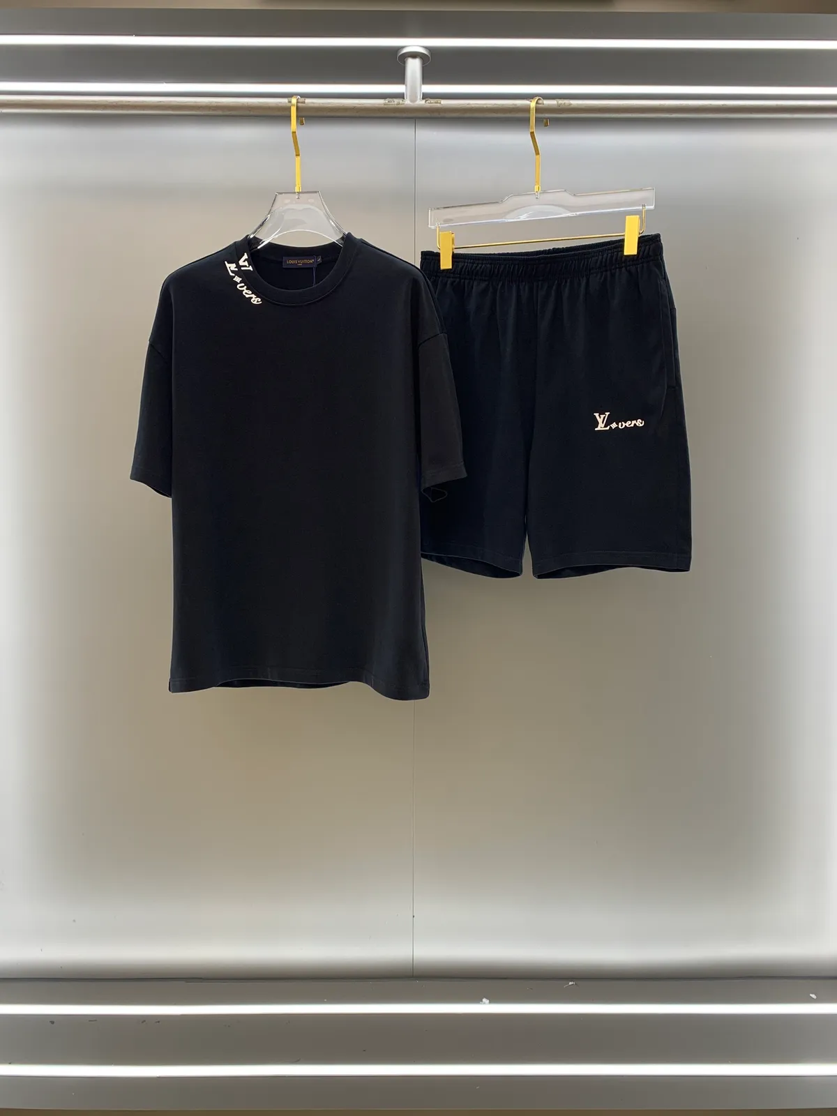 LV T-shirt & Shorts Sæt Med Halslogo