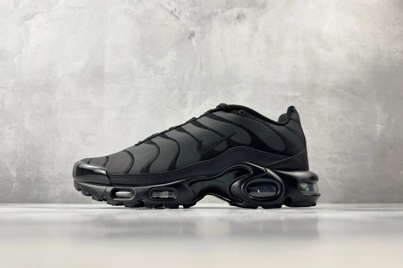Nike Air Max Plus Triple Black Sneakers