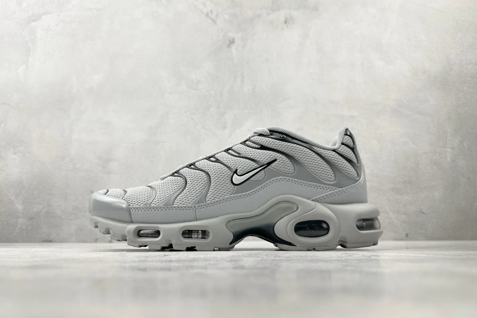 Nike Air Max Plus Wolf Grey Sneakers