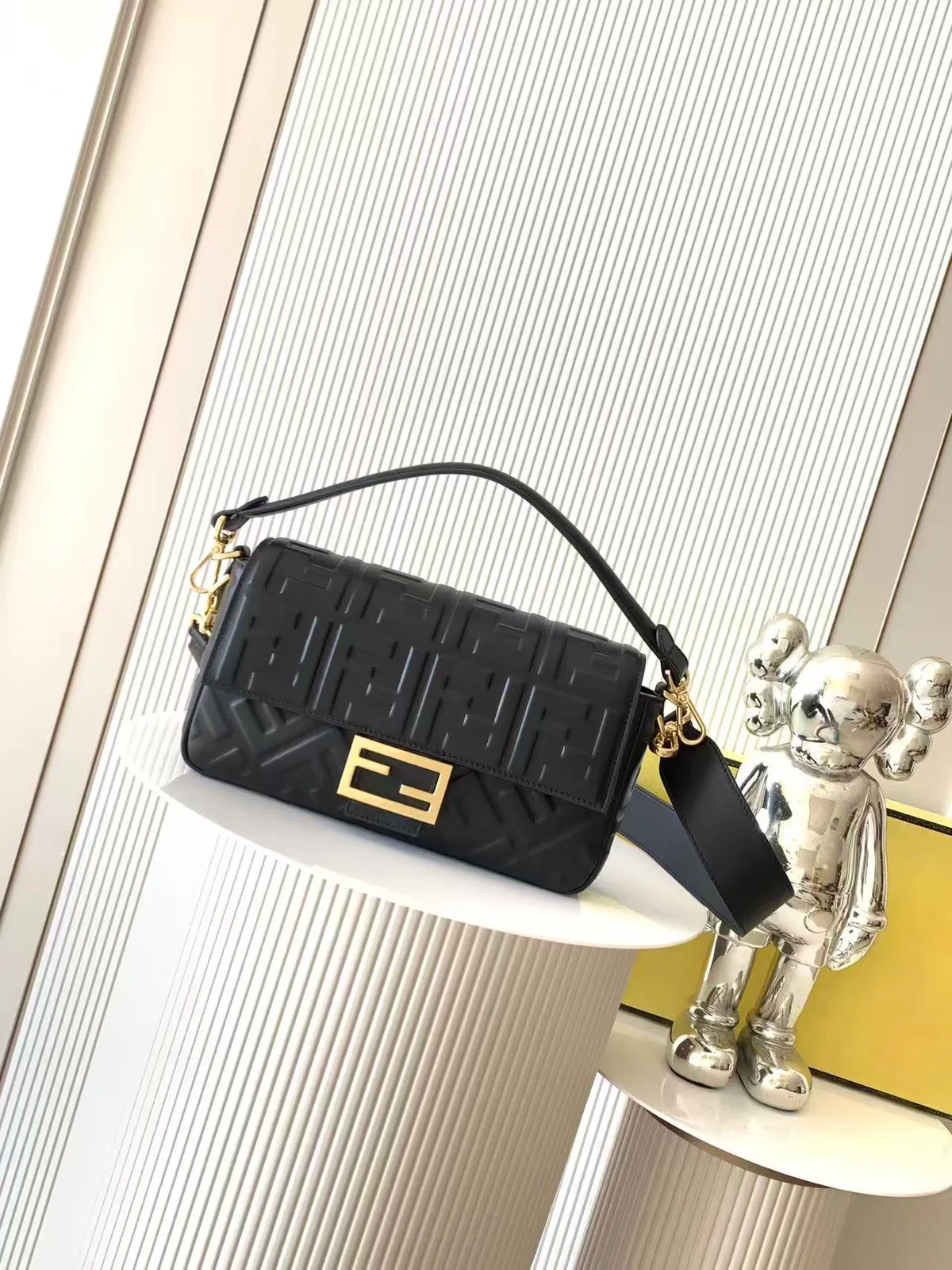 Fendi Baguette Medium Taske