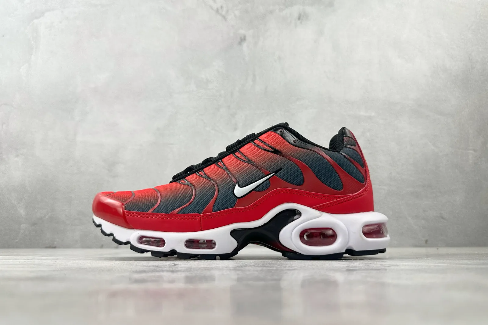 Nike Air Max Plus University Red Sneakers